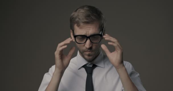 Стрессовый бизнесмен с головной болью — стоковое видео