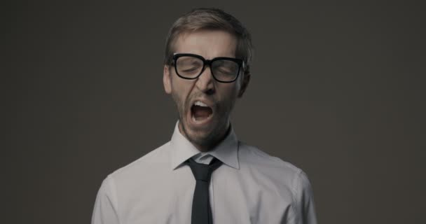 Entediado preguiçoso bocejando — Vídeo de Stock