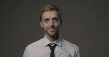 Kendine güvenen mimar gülümsüyor ve güvenlik kaskı takıyor.