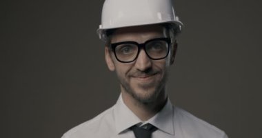 Emlakçı evin anahtarlarını tutuyor.