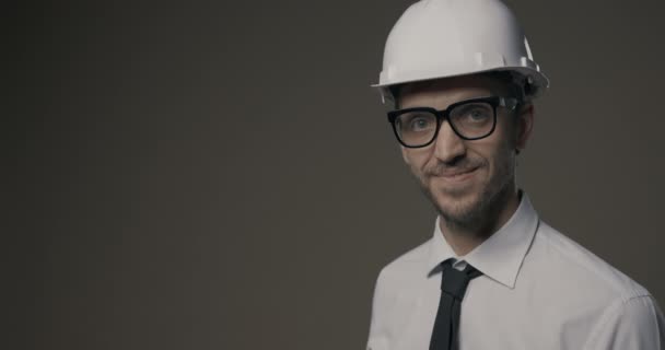 Glimlachende architect met modelhuis — Stockvideo