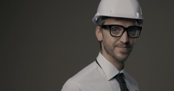 モデルハウスを持つ笑顔の建築家 — ストック動画