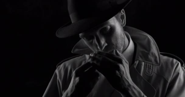 Noir detective de cine posando en la oscuridad — Vídeo de stock