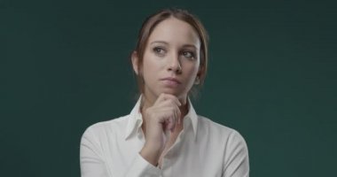 Düşünceli genç kadın