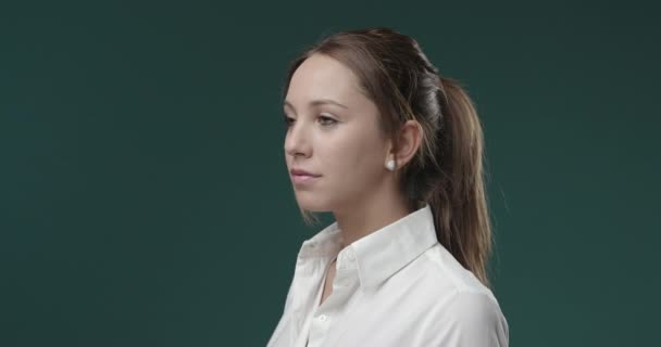 Улыбающаяся молодая женщина в белой рубашке — стоковое видео