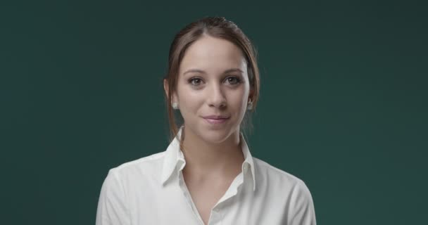 Улыбающаяся молодая женщина в белой рубашке — стоковое видео
