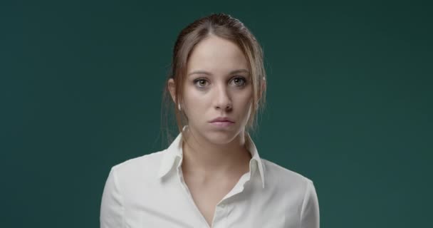Разочарованная деловая женщина с негативным финансовым графиком — стоковое видео