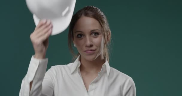 Улыбающаяся деловая женщина в защитном шлеме — стоковое видео