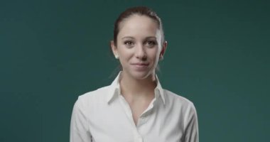 Mutlu genç bir kadın başparmağını kaldırıyor.