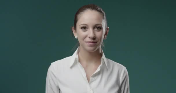 Felice giovane donna dando un pollice in su — Video Stock