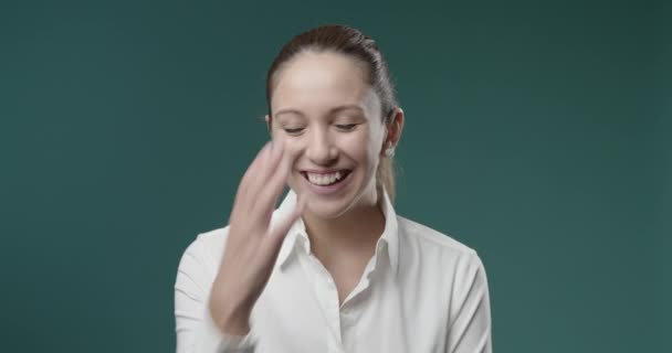 Mujer alegre riendo en voz alta — Vídeo de stock