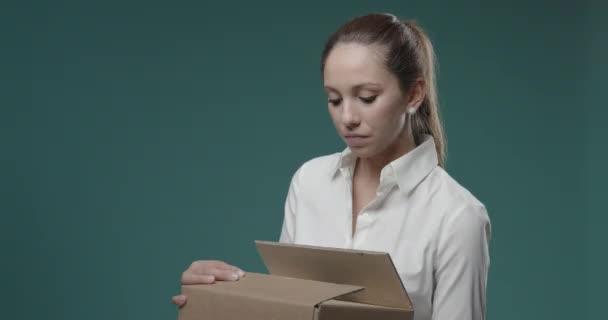 Mutlu kadın teslimat kutusunu açıyor. — Stok video