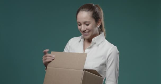 Mujer recibiendo una mala sorpresa en una caja de entrega — Vídeo de stock