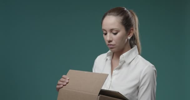 Disappointed woman receiving the wrong delivery — Stock Video