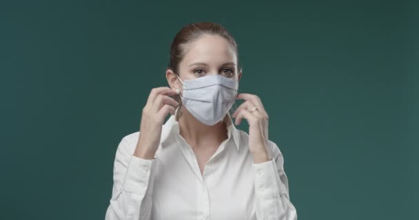 Donna rimuovere la maschera facciale e sentirsi sollevato — Video Stock