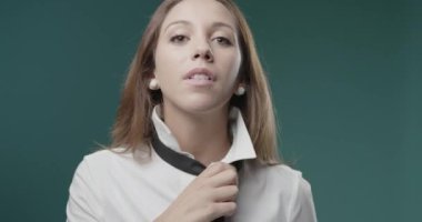 Kendine güvenen kız kravatını düzeltiyor.