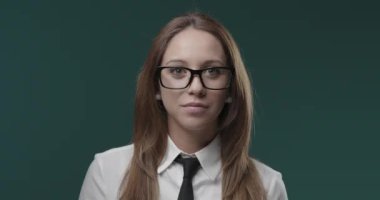 Çekici genç bir kadın gözlüklerini ayarlıyor.