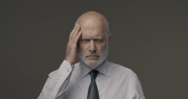 Erschöpfter gestresster Geschäftsmann hat schlimme Kopfschmerzen — Stockvideo