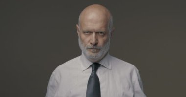 Endişeli iş adamının elinde olumsuz bir mali tablo var