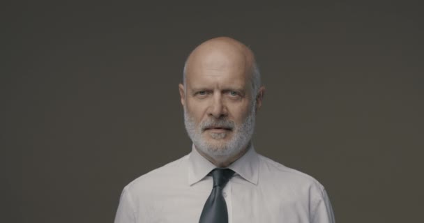 Homme d'affaires d'âge moyen posant avec un masque chirurgical — Video