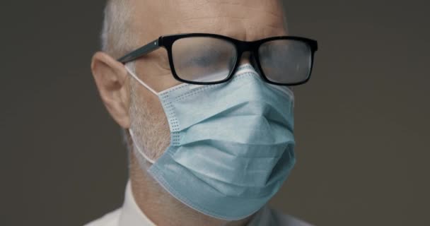 Brille beschlägt beim Tragen einer Gesichtsmaske — Stockvideo