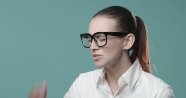 Hayal kırıklığına uğramış bir kadın facepalm hareketi yapıyor.