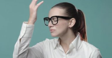 Hayal kırıklığına uğramış bir kadın facepalm hareketi yapıyor.