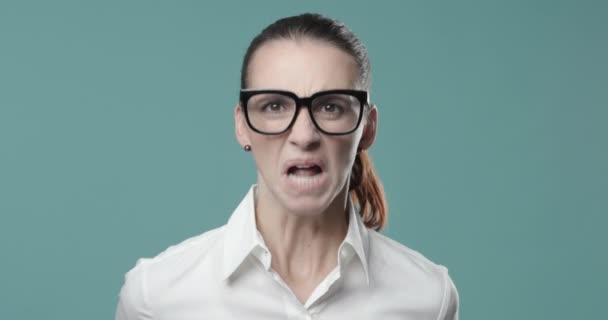 Aggressive angry woman shouting at camera — Stock Video
