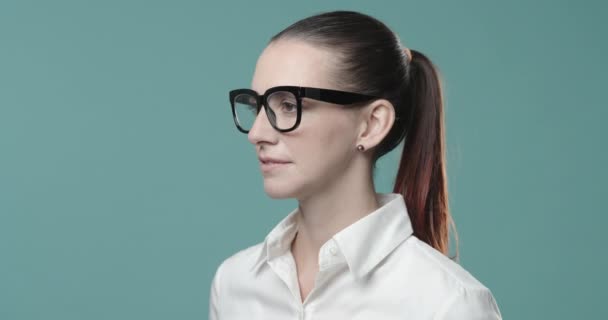 Glimlachende jonge zakenvrouw met bril — Stockvideo