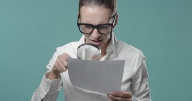 Hayal kırıklığına uğramış iş kadını kontratı kontrol ediyor.