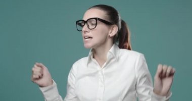 Mutlu kadın yalnız dans ediyor ve kutluyor