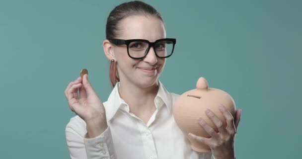 Cheerful businesswoman holding a full money box — Stock Video