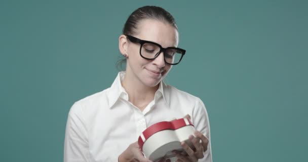 Mujer feliz recibiendo un hermoso regalo de San Valentín — Vídeos de Stock