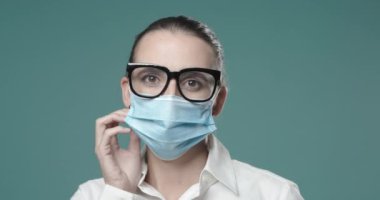 Mutlu kadın Coronavirus 'u dövüyor ve maskesini çıkarıyor.