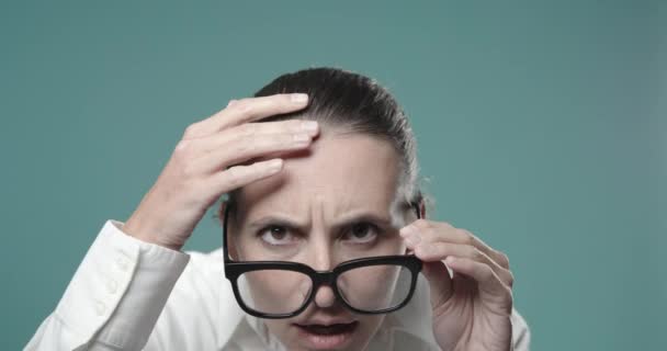 Worried woman checking her damaged hair — Stock Video