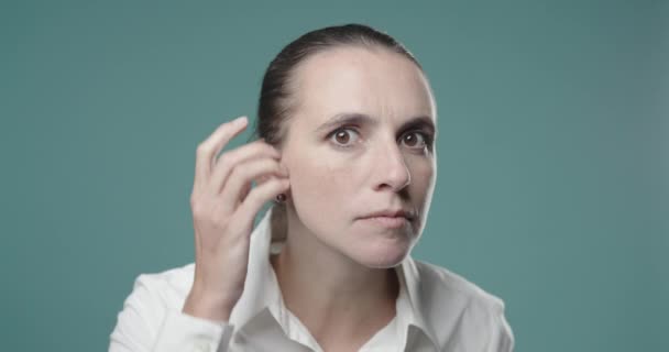Vrouw die haar blik controleert voordat ze uitgaat — Stockvideo