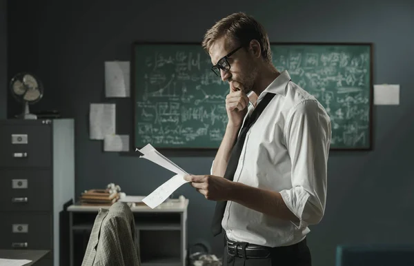 Ung Matematiker Studerar Sitt Kontor Och Läser Uppsatser Han Arbetar — Stockfoto