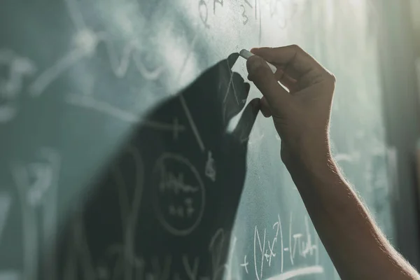 Profesor Escribir Fórmulas Matemáticas Pizarra Mano Cerca — Foto de Stock