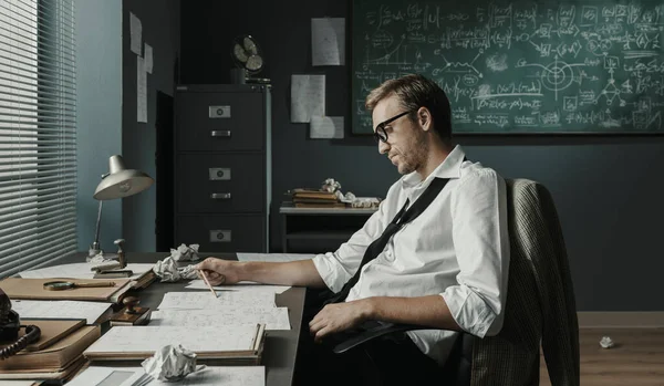 Junge Kreative Mathematiker Sitzen Schreibtisch Und Arbeiten Büro Ist Konzentriert — Stockfoto