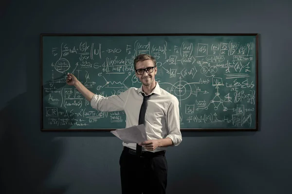 Kendine Güvenen Genç Matematik Profesörü Karatahtanın Önünde Duruyor Formülleri Açıklıyor — Stok fotoğraf