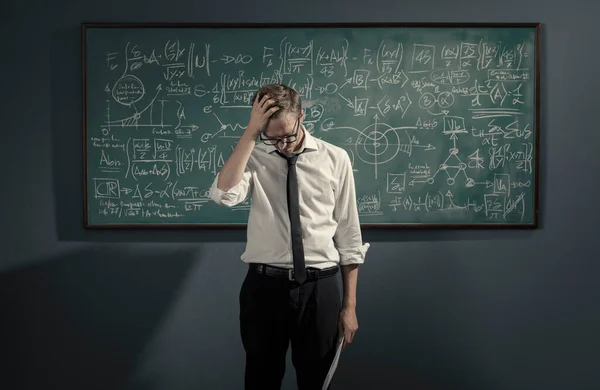 Studente Matematica Piedi Davanti Alla Lavagna Sentirsi Confuso Non Grado — Foto Stock