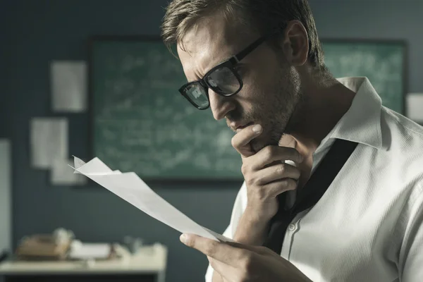 Joven Matemático Estudiando Oficina Leyendo Artículos Está Trabajando Una Investigación — Foto de Stock