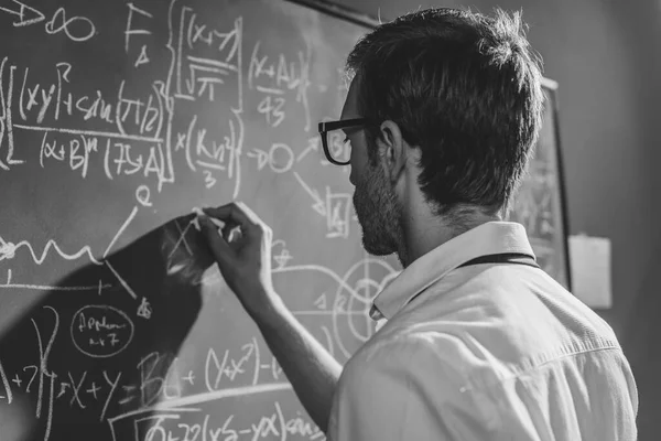 Junger Smarter Mathematiker Zeichnet Mathematische Formeln Auf Die Tafel Und — Stockfoto