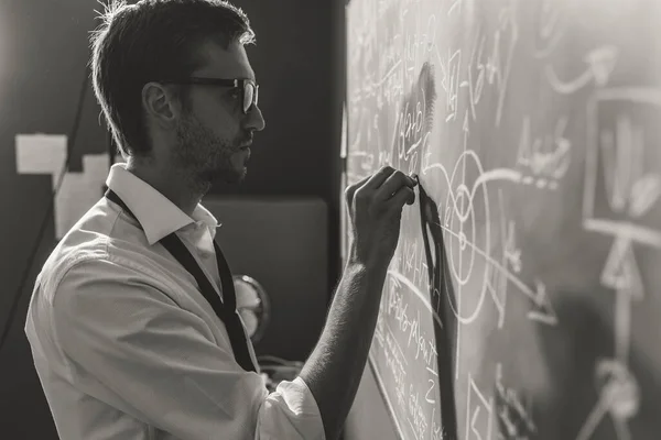 Joven Matemático Inteligente Dibujando Fórmulas Matemáticas Pizarra Pensando Está Resolviendo — Foto de Stock