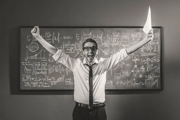 Χαρούμενος Επιτυχημένος Μαθηματικός Στέκεται Μπροστά Από Ένα Πίνακα Μαθηματικούς Τύπους — Φωτογραφία Αρχείου