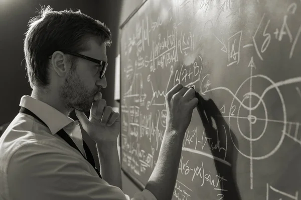 Jovem Matemático Inteligente Desenhando Fórmulas Matemáticas Quadro Pensando Ele Está — Fotografia de Stock