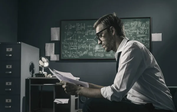 Matemático Brilhante Trabalhando Seu Escritório Ele Está Revisando Seus Artigos — Fotografia de Stock