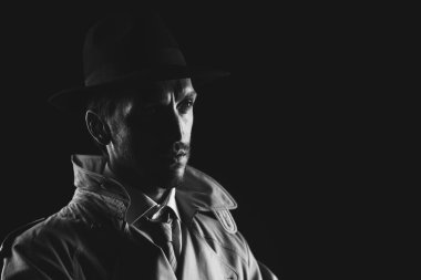 Kara film dedektifi karanlık, gerilim ve gangsterler konseptinde poz veriyor.