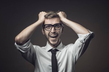 Hayal kırıklığına uğramış işadamı, bir hata yaptı ve paniğe kapıldı.