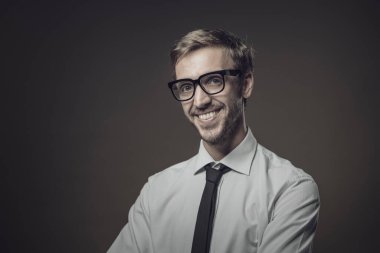 Kamera, iş ve insan kaynakları konseptine gülümseyen neşeli genç işadamı